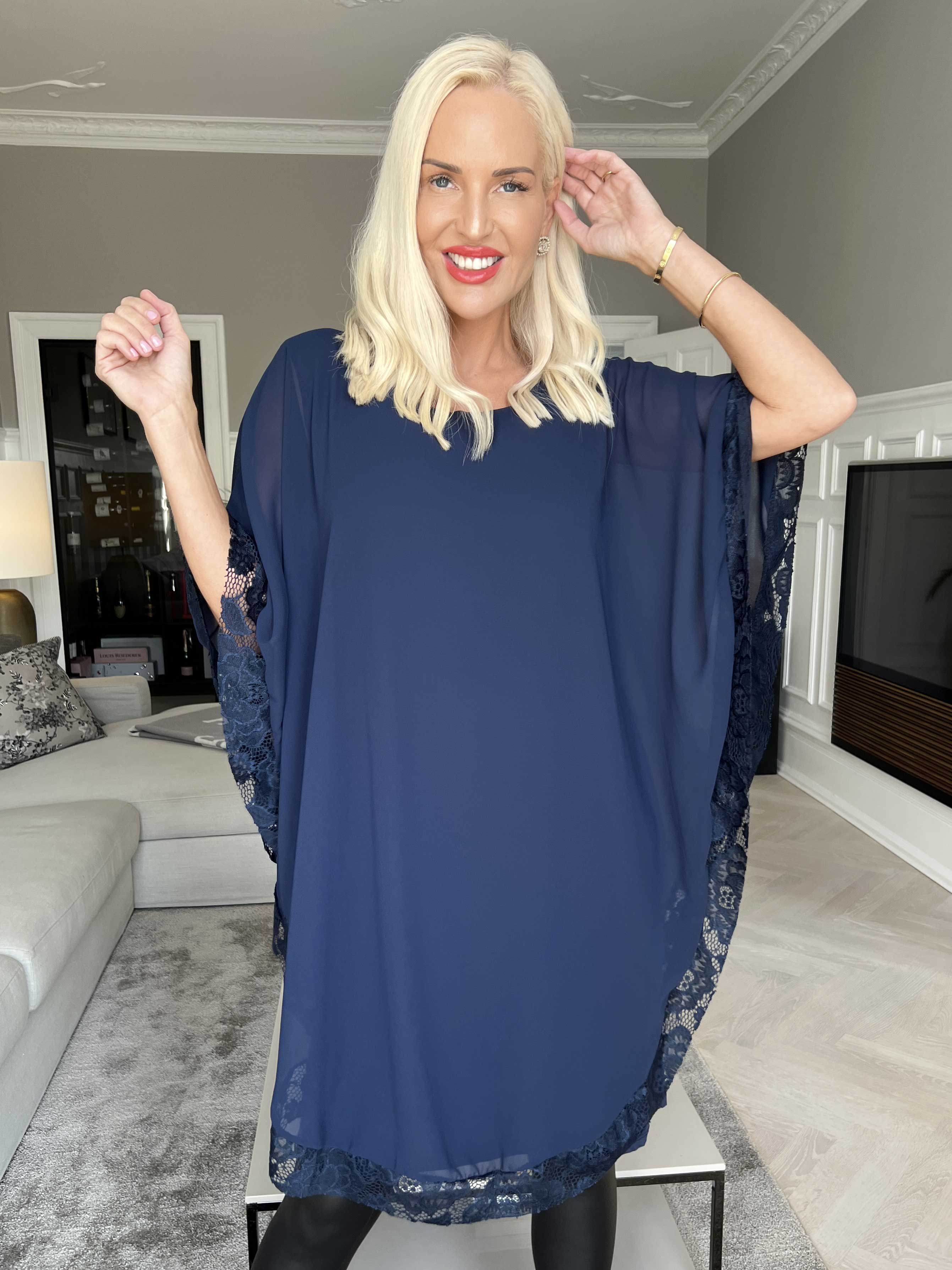 Kenya Edge - Tunikaklänning med chiffonglager och spetskant